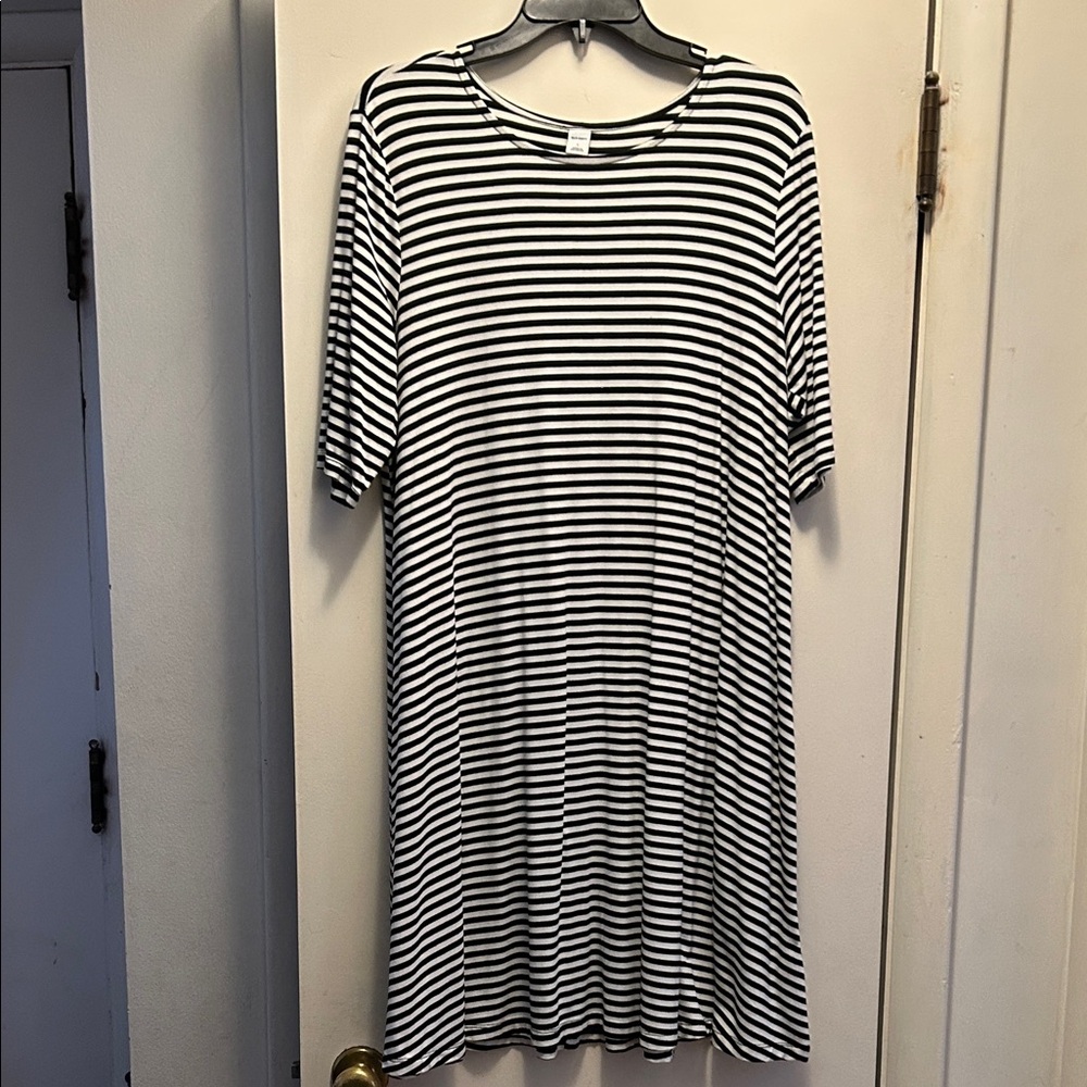 Old Navy Black and White Striped Midi Dress. Stretchy material